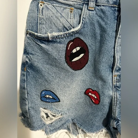 Zara Trafaluc Lips Patch Distressed Denim Shorts US 6 - Picture 4 of 8